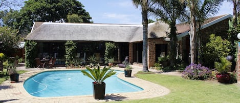 Alberca al aire libre y camastros