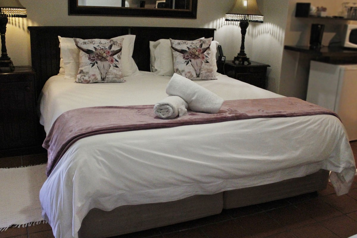 Deluxe Double or Twin Room, 1 Bedroom | In-room safe, individually decorated, individually furnished, desk