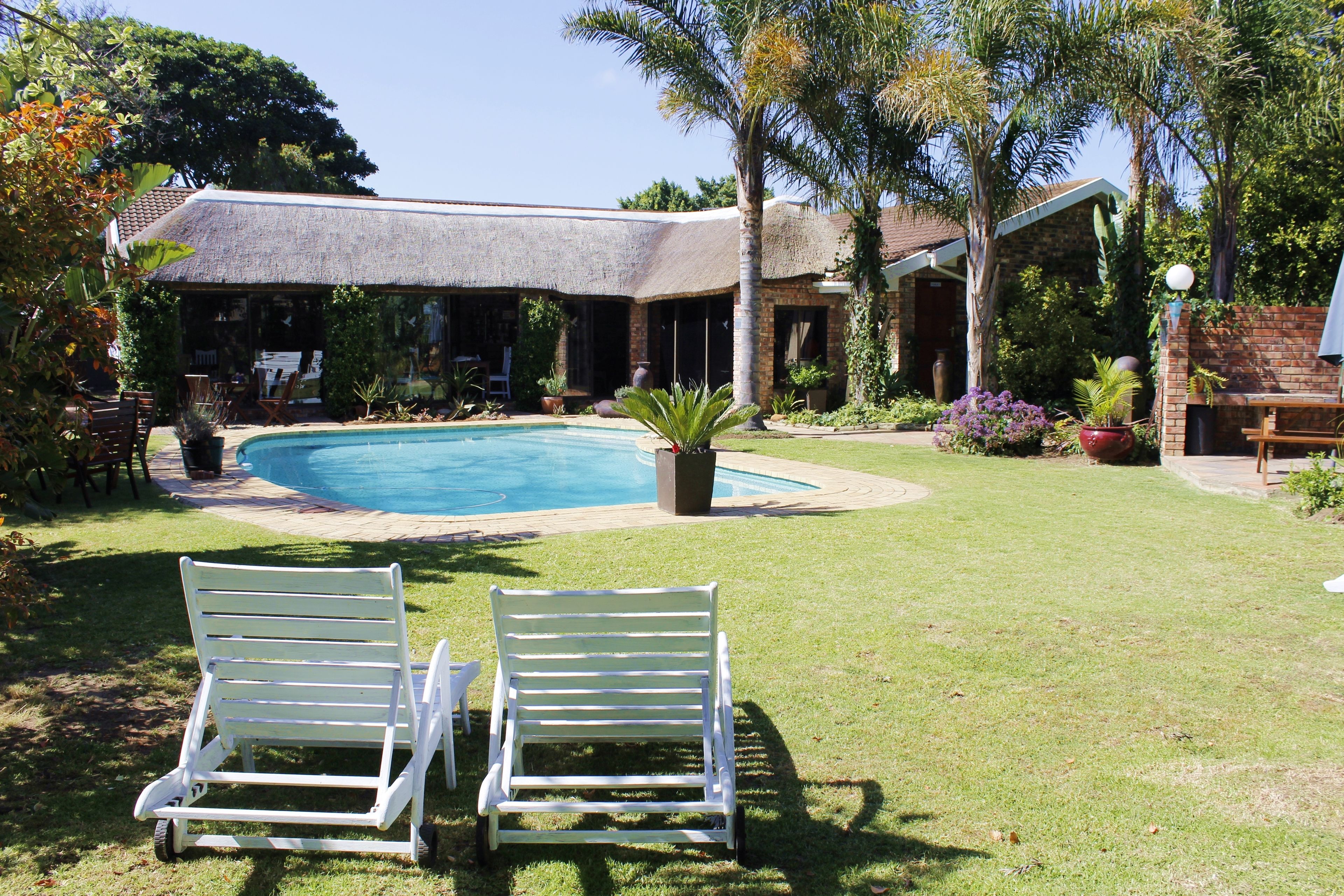 حمّام سباحة خارجي، مقاعد للتشمس