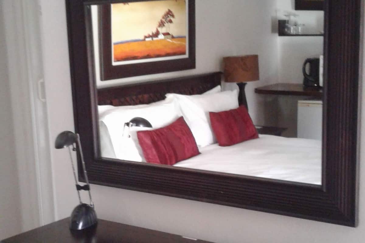 Standard Double Room, 1 Queen Bed | Living area | Flat-screen TV