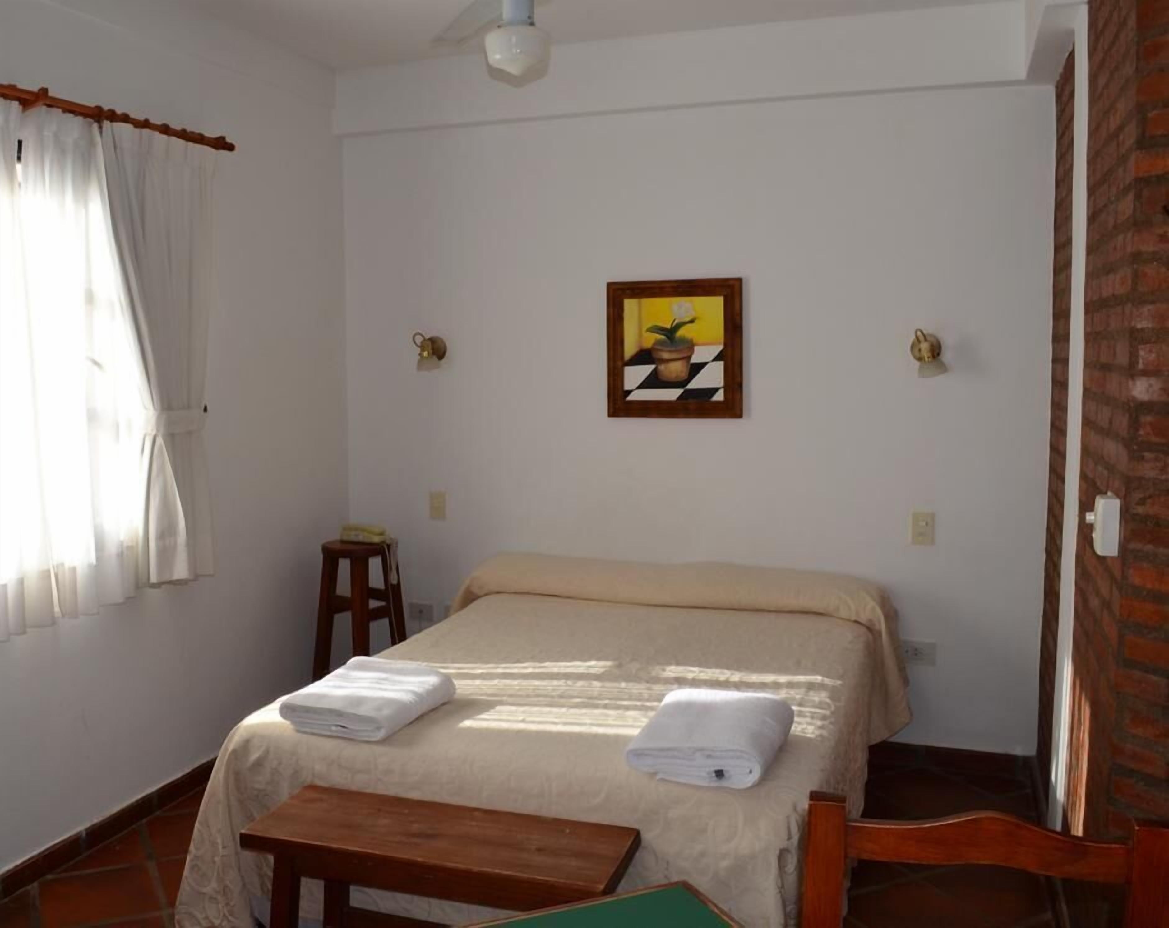 Ropa de cama de alta calidad y caja de seguridad en la habitación 