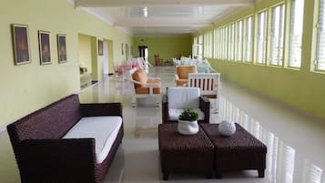2 bars/lounges, poolside bar, beach bar