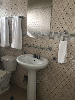Bathtub besar, perlengkapan mandi gratis,  dan handuk