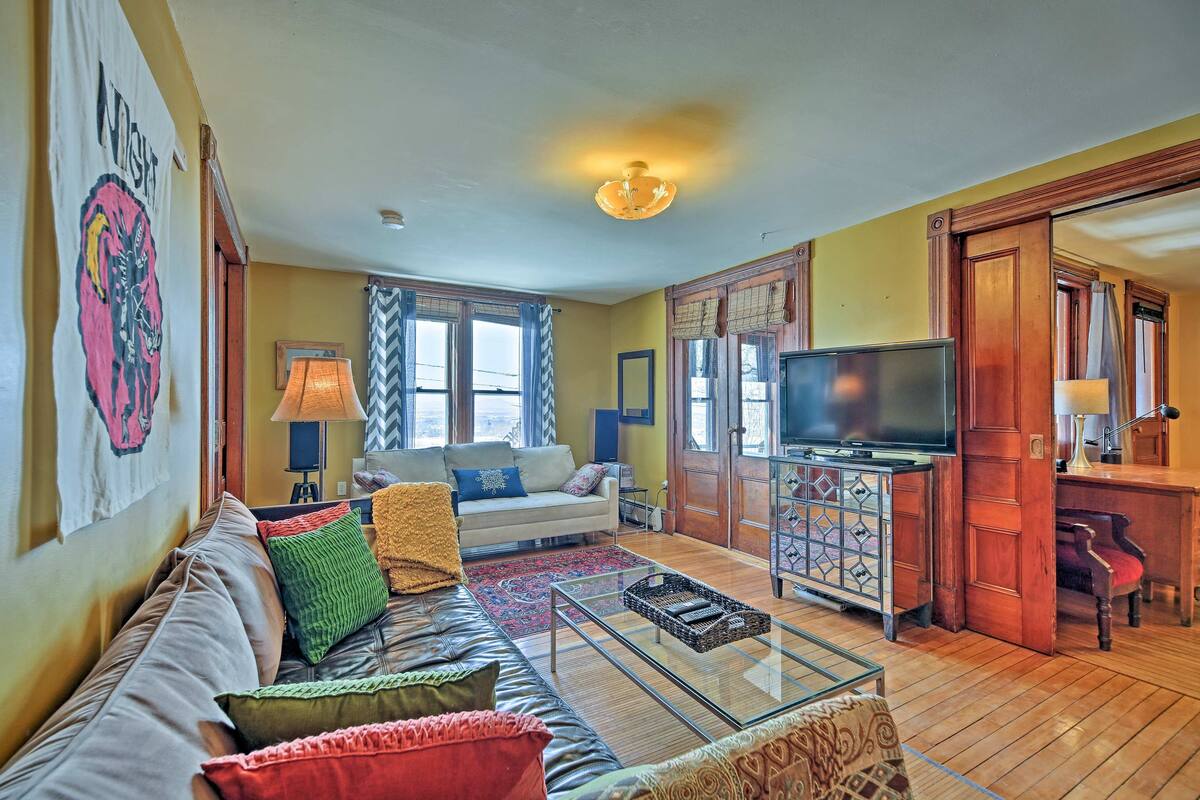 Lake views, Casual Elegance, 3 Bedrooms, Chef's Kitchen | Living room | 42-inch flat-screen TV with cable channels, TV, MP3 dock