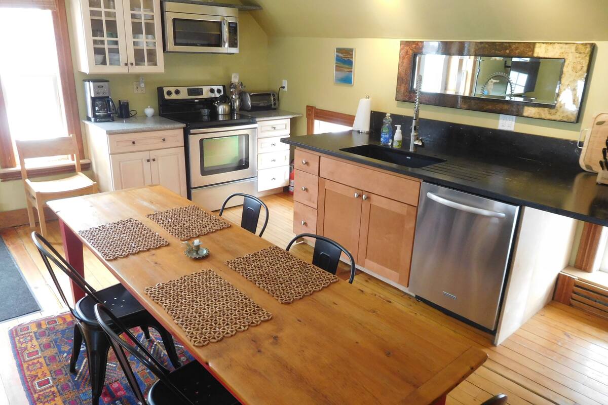 Private 2 Bedrooms, Kitchen, Steam Shower, Soaking tub | Private kitchen | Fridge, microwave, oven, stovetop