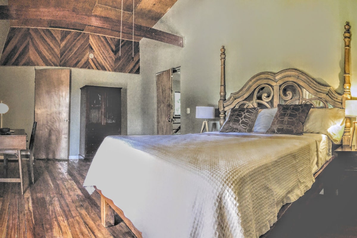 Comfort Suite, 1 Queen Bed | Free WiFi, bed sheets