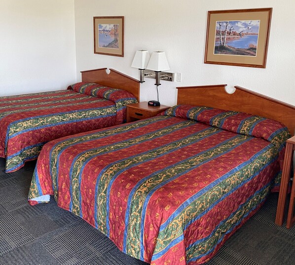 標準客房, 2 張加大雙人床 | 筆電工作空間、遮光布/窗簾、免 費無線上網、床單