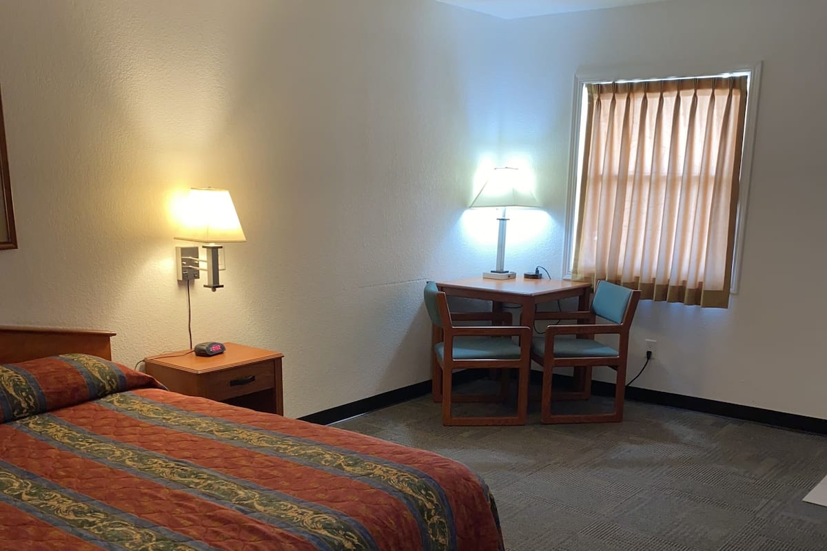Standard Room, 1 Queen Bed | Laptop workspace, blackout drapes, free WiFi, bed sheets
