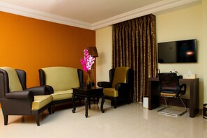 Rom – superior, byutsikt | Oppholdsområde | LED-TV