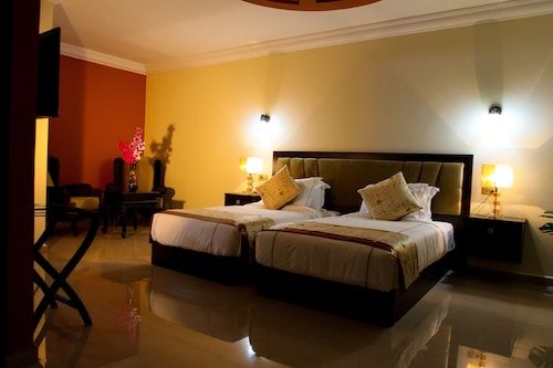 Queen Plaza Hotel