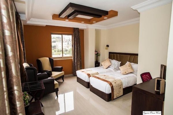 Safe på rommet, skrivebord, strykejern/-brett og wi-fi (inkludert)