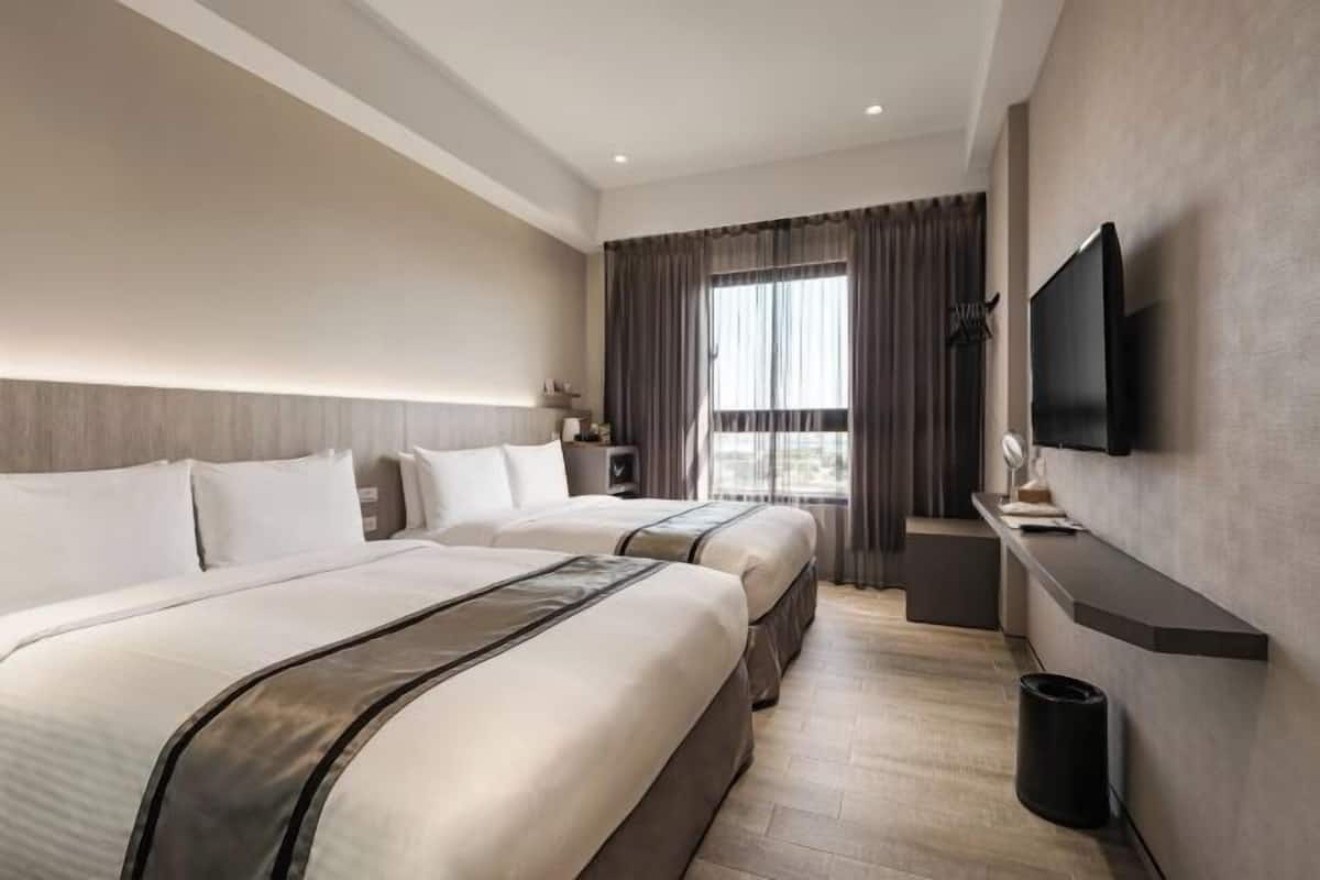 Free minibar, in-room safe, blackout curtains, free WiFi