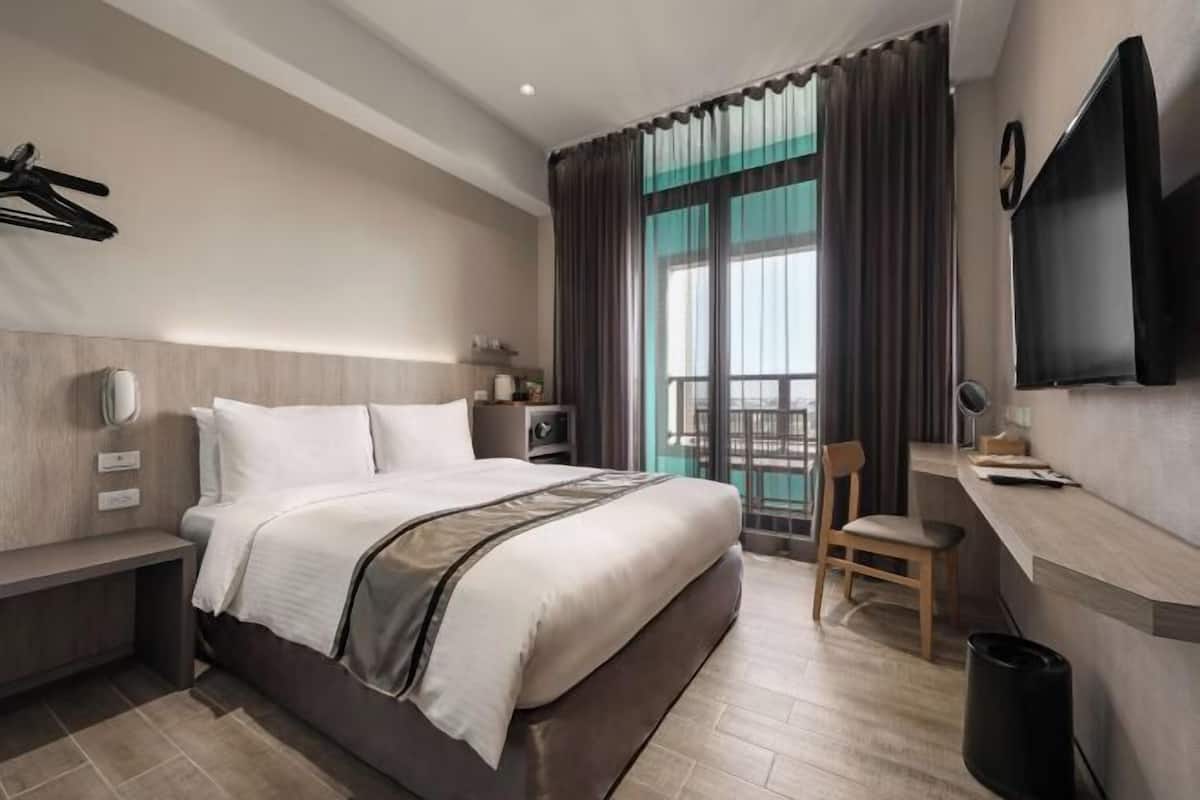 Free minibar, in-room safe, blackout curtains, free WiFi