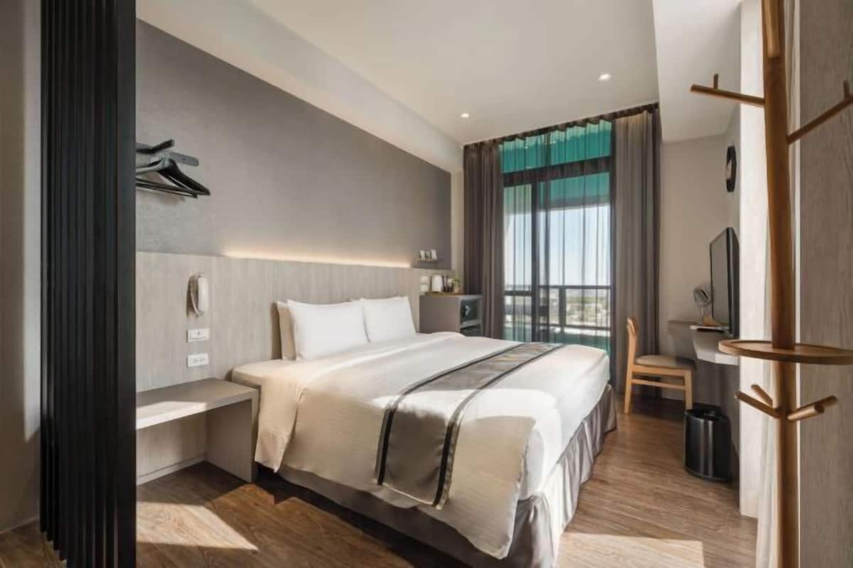 Free minibar, in-room safe, blackout curtains, free WiFi