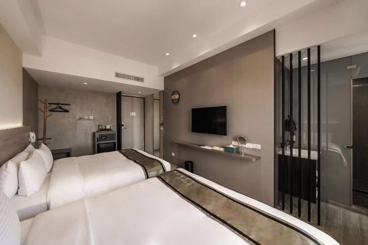Free minibar, in-room safe, blackout curtains, free WiFi