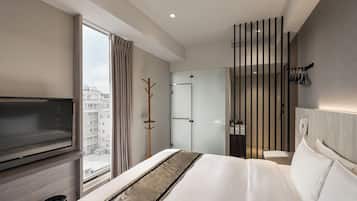 Free minibar, in-room safe, blackout curtains, free WiFi