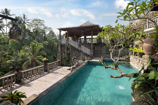 Outdoor pool, an infinity pool, open 7:00 AM to 7:00 PM, sun loungers