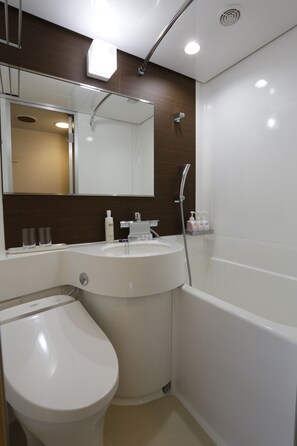 Een bad/douchecombinatie, een diep bad, gratis toiletartikelen