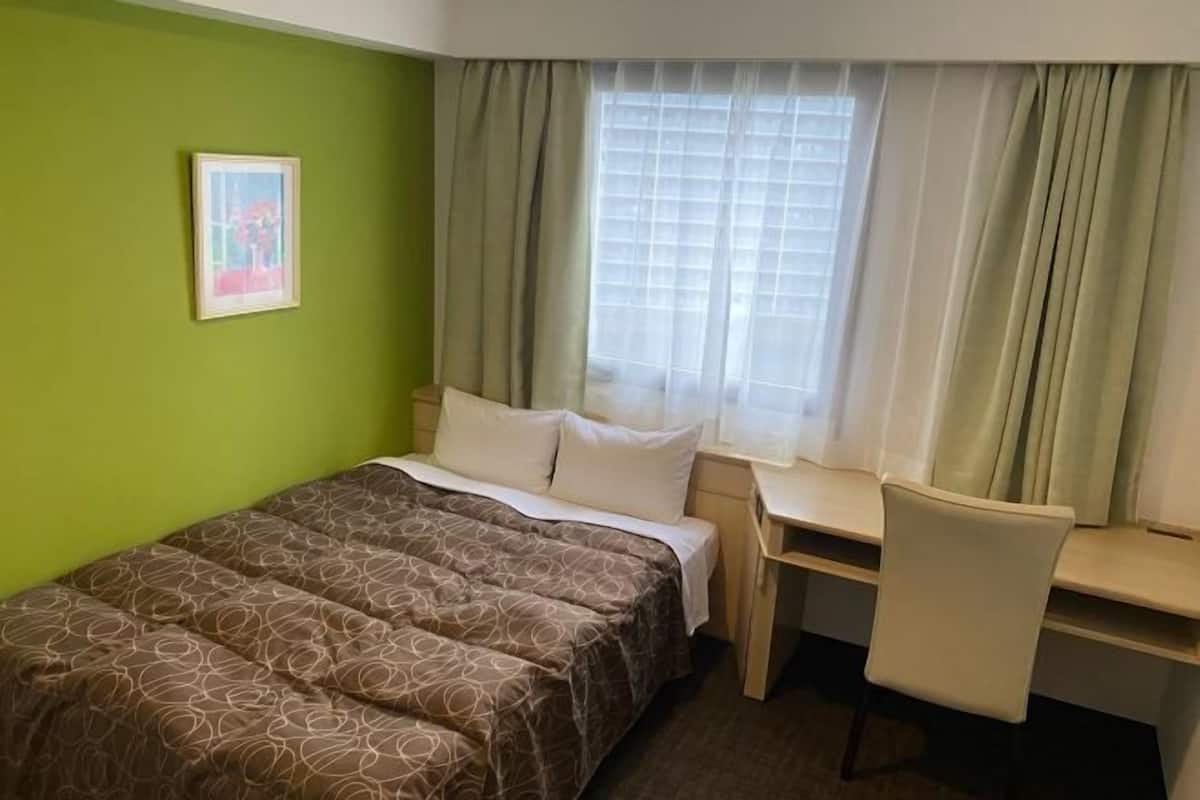 Desk, blackout curtains, free WiFi