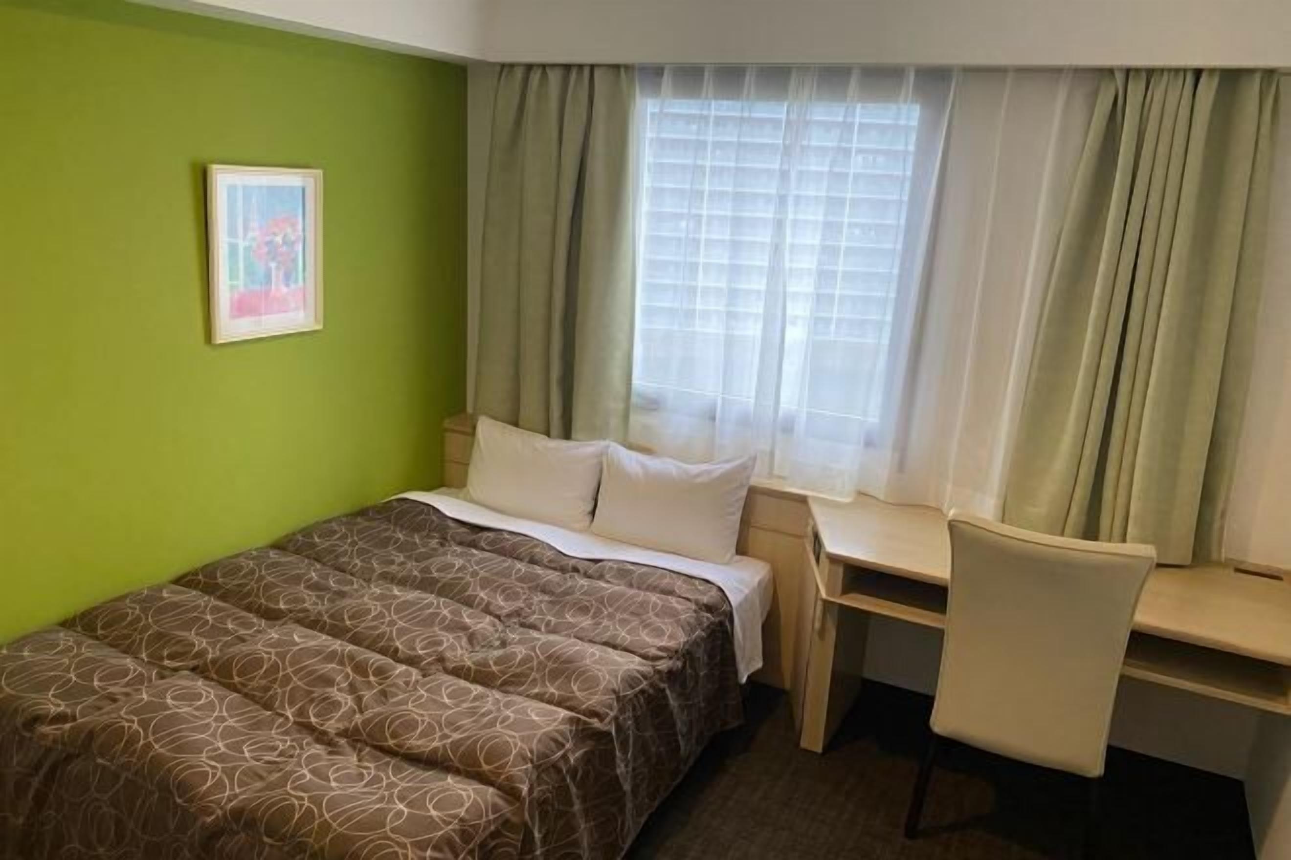 Skrivebord, blendingsgardiner og wi-fi (inkludert)