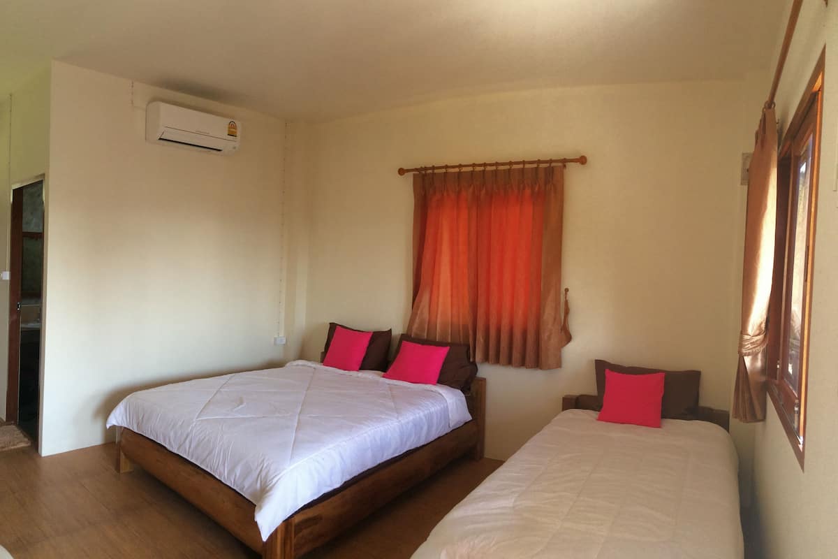 Standard Triple Room with Air | Een bureau, gratis wifi