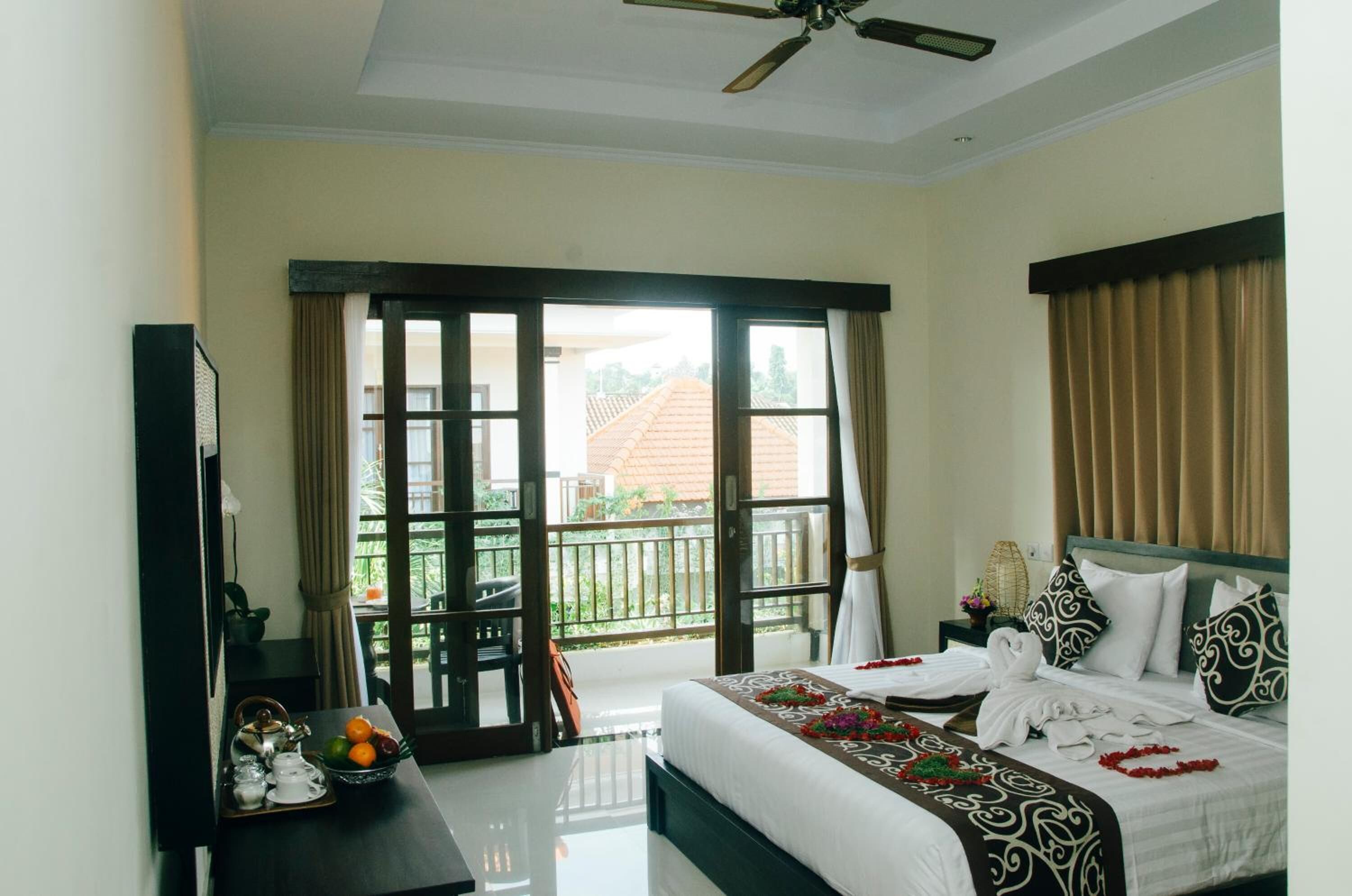 minibar, desk, soundproofing, free wifi