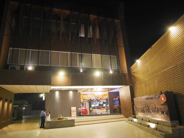 Fachada da propriedade à noite