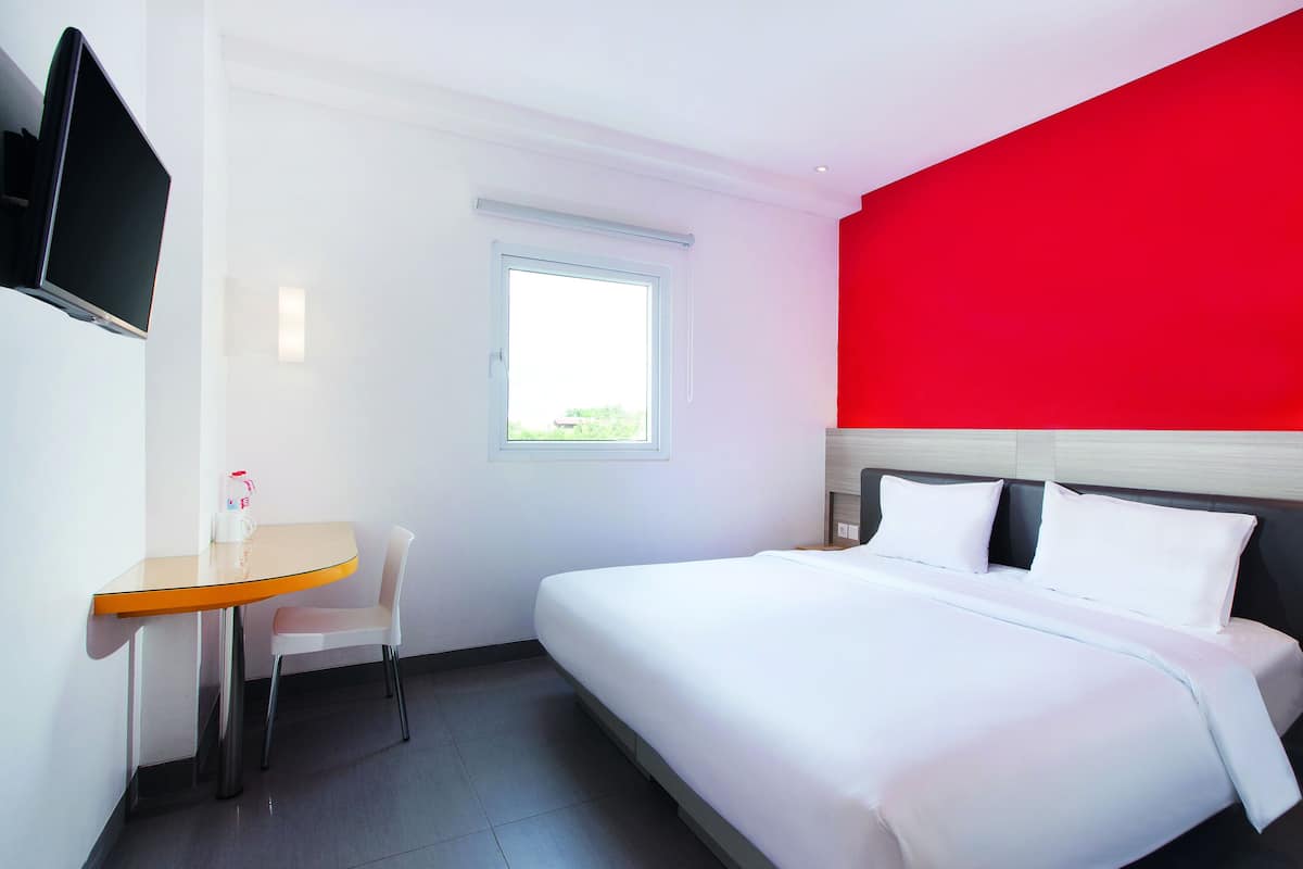 1 kamar tidur, brankas, meja kerja, dan kedap suara