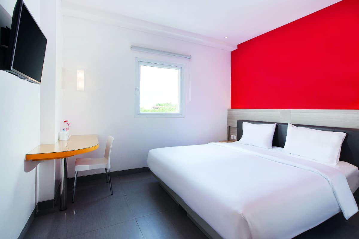 In-room safe, desk, soundproofing, free WiFi