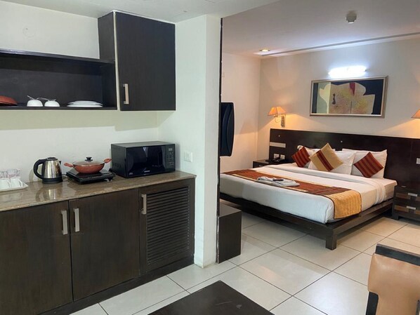 Superior Studio Suite | Private kitchenette | Microwave, coffee/tea maker, rice cooker, cookware/dishes/utensils