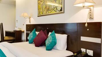 Egyptian cotton sheets, premium bedding, minibar, desk