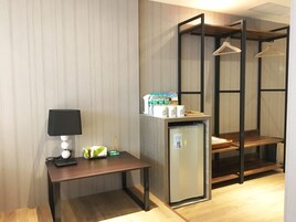 Deluxe Room | Down comforters, desk, soundproofing, free WiFi