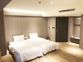 Cubrecamas, escritorio, sistema de insonorización y wifi gratis 