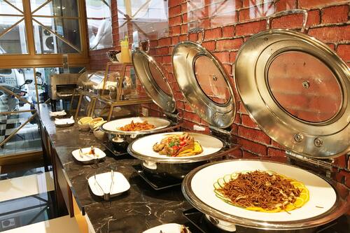 朝食 (ビュッフェ)、毎日提供 (有料)