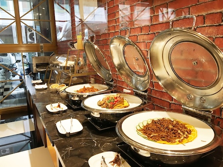 Desayuno buffet diario (TWD 300 por persona)