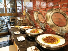 Desayuno buffet diario (TWD 300 por persona)