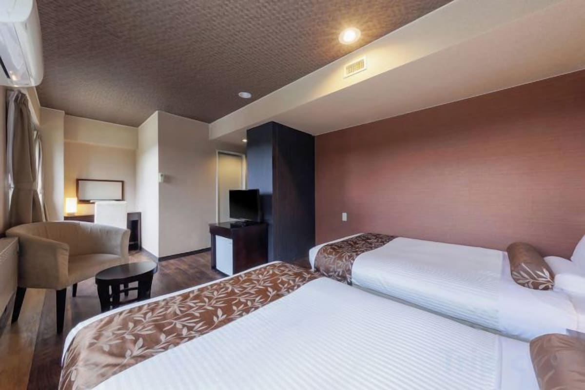 Memory foam beds, in-room safe, WiFi (free), bed sheets