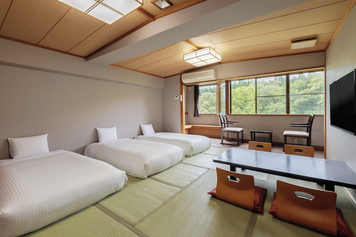 Memory-foam beds, in-room safe, free WiFi, bed sheets