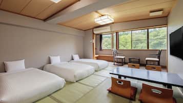Memory foam beds, in-room safe, free WiFi, bed sheets