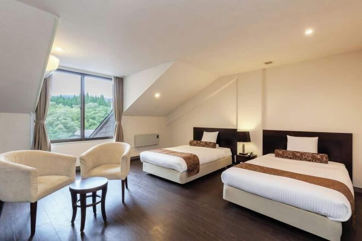 Memory-foam beds, in-room safe, free WiFi, bed sheets