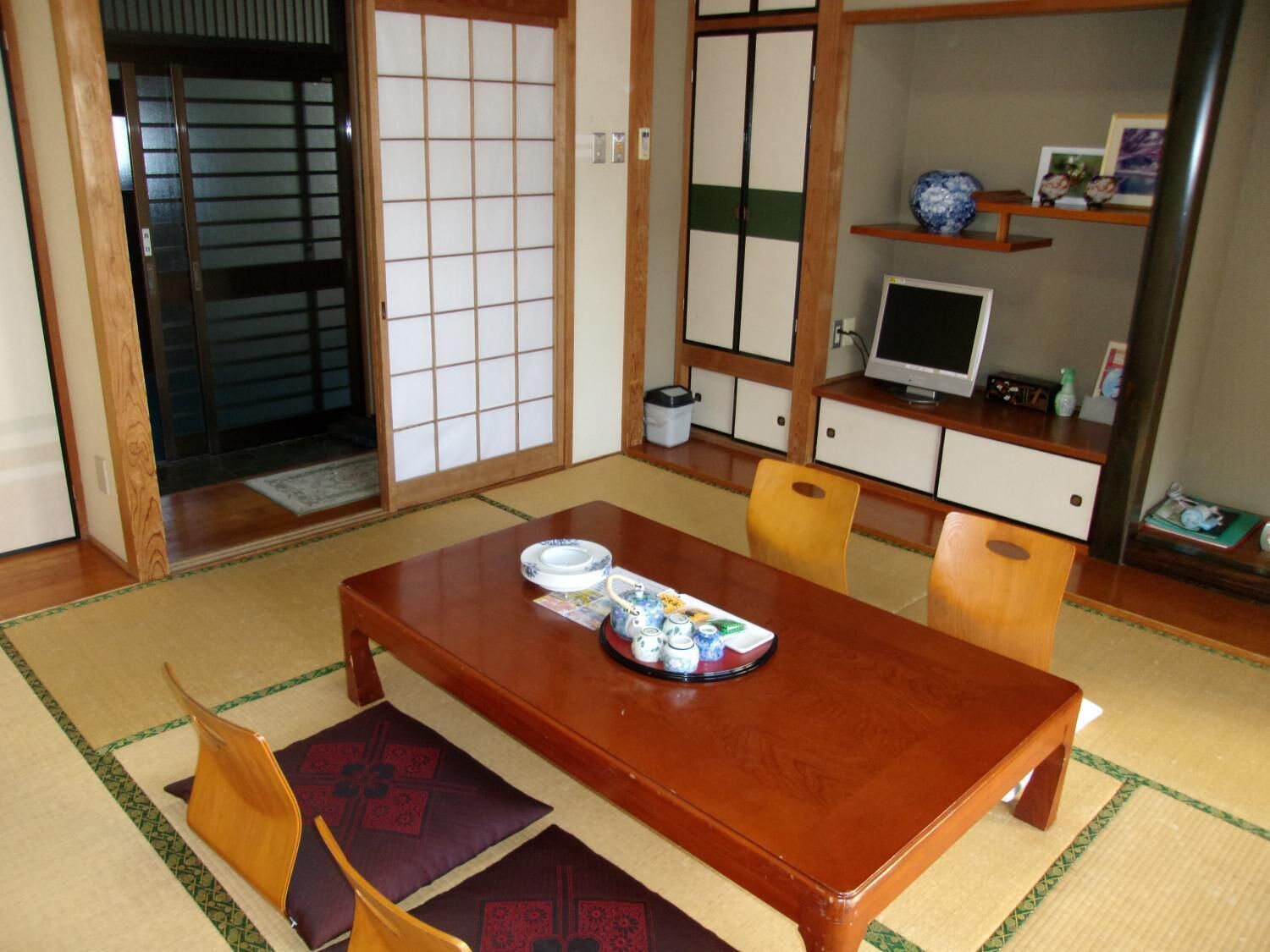 供应早餐、午餐和晚餐，地方菜