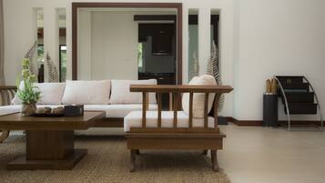 Superior villa, 2 slaapkamers, niet-roken | Woonkamer | Een 32-inch lcd-televisie met satellietzenders en televisie