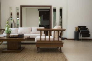 Superior-Villa, 2 Schlafzimmer, Nichtraucher | Wohnzimmer | 32-Zoll-LCD-Fernseher mit Satellitenempfang, Fernseher