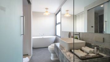Standaard villa, meerdere slaapkamers, privébadkamer, uitzicht op zwembad | Badkamer | Een aparte badkuip en douche, een regendouche, gratis toiletartikelen