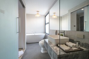 Villa estándar, varias habitaciones, baño privado, vista a la alberca | Baño | Tina y regadera independientes y regadera tipo lluvia 