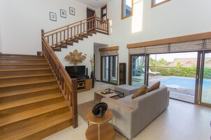 Exclusive Pool Villa | 客厅 | 32-英寸液晶电视 （配备卫星频道）、电视