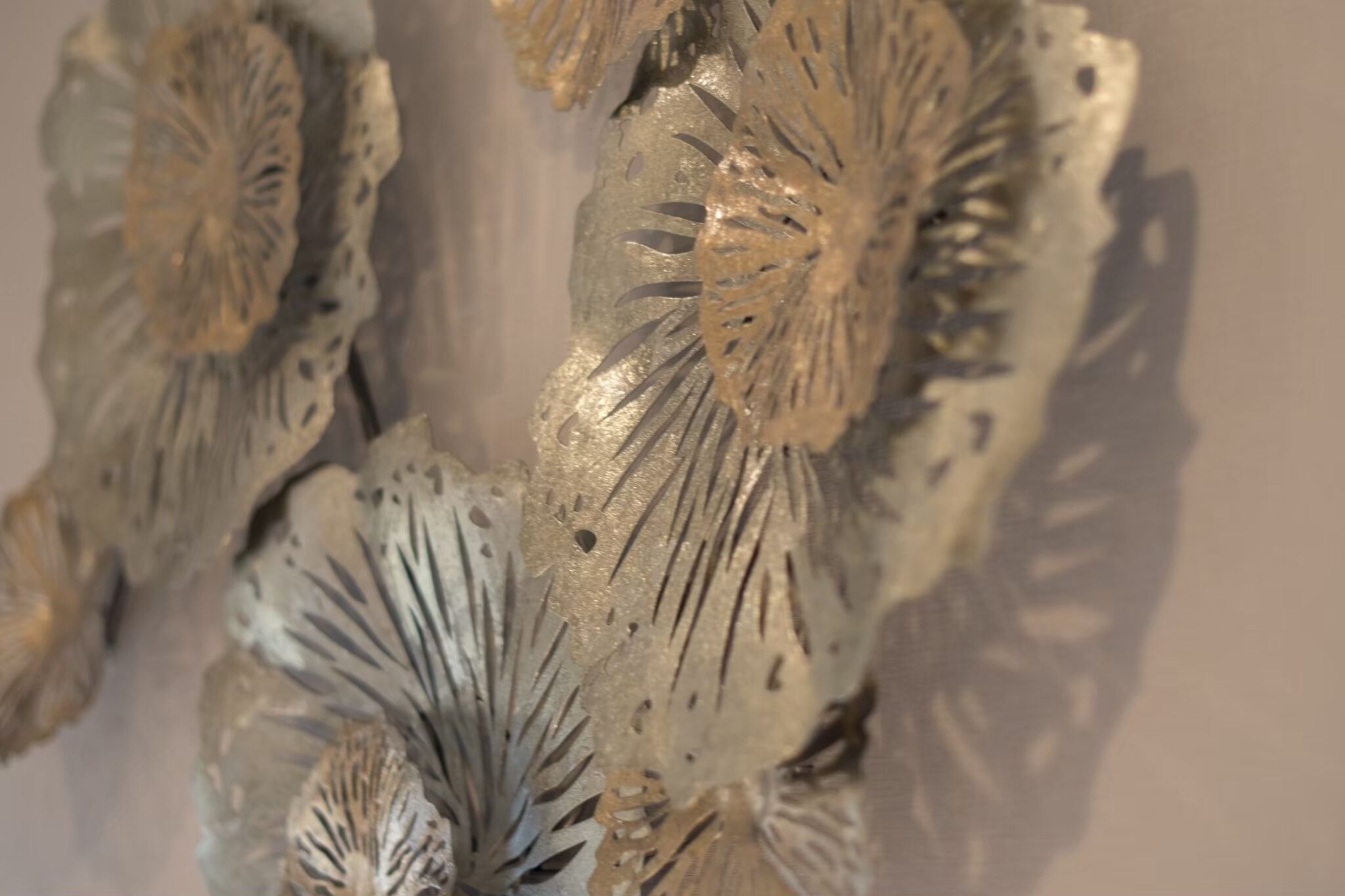 Een close-up van een metalen sculptuur met ingewikkelde, uitgesneden patronen.
