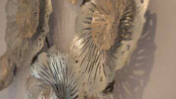 Een close-up van een metalen sculptuur met ingewikkelde, uitgesneden patronen.