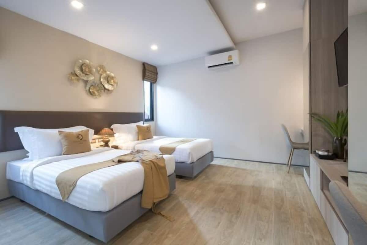 3 bedrooms, minibar, in-room safe, blackout curtains
