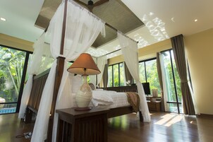Deluxe Pool Villa | Minibar, in-room safe, blackout drapes, soundproofing